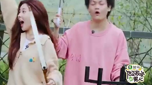 在#做家务的男人#宣传片中,宋妍霏一家悉数亮相,贡献了不少笑点。他们一家人在户外骑多人自行