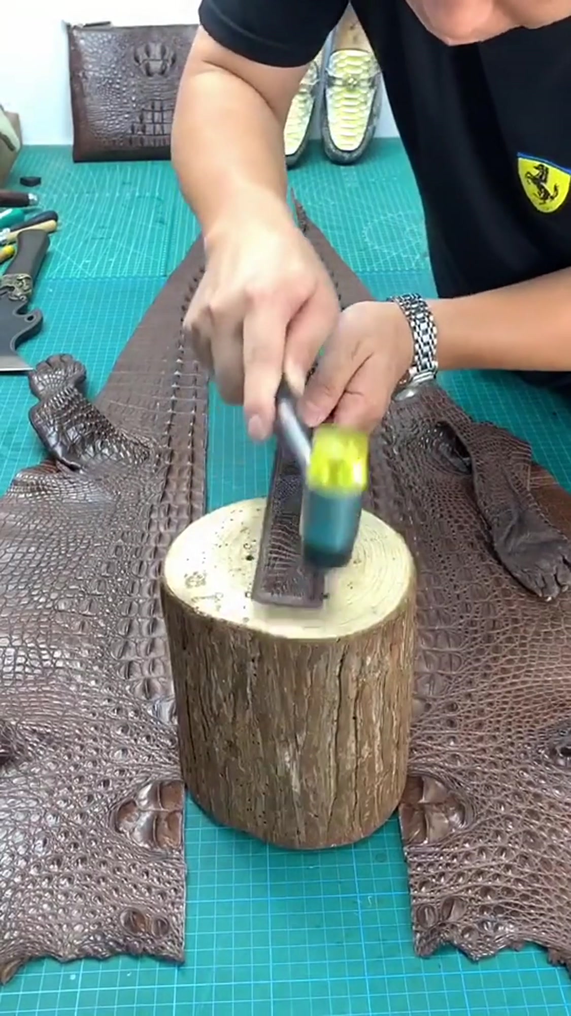 这么怪不得鳄鱼皮鞋卖要好几百一双,这质量没得说