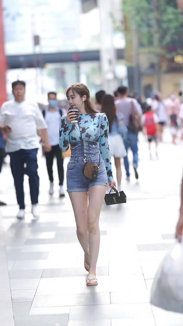 街拍喝奶茶的小姐姐,一身吊带裤,尽显可爱气质!