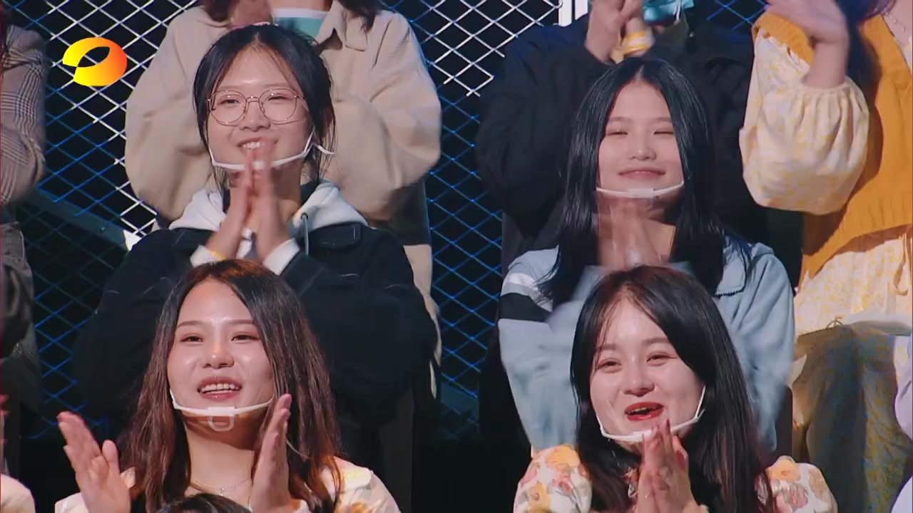 湖南卫视 #鲜厨100#本期四位姐姐的服装不约而同地选择了蓝色系,@王霏霏Fei 笑称是b