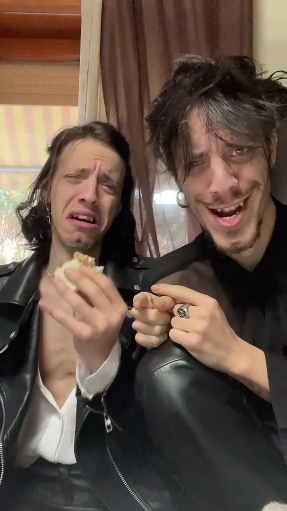 弟弟吃包子被哥哥戏弄,哥哥这气人的表情,快把弟弟整哭了