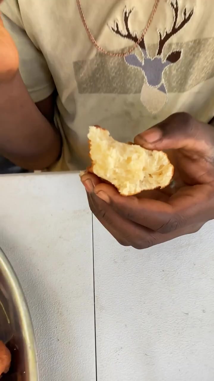 非洲油炸面包真的好吃吗?三个女人一起吃,看着总感觉很油腻