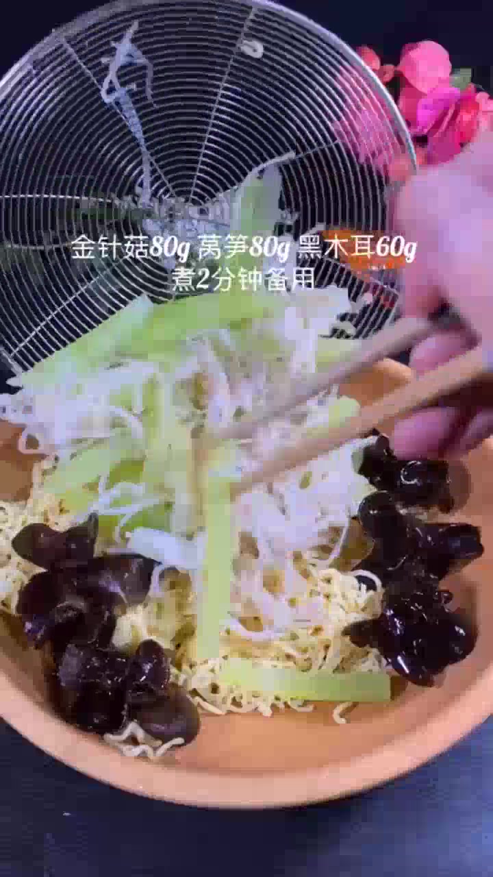 自己在家也能做老坛酸菜鱼面了