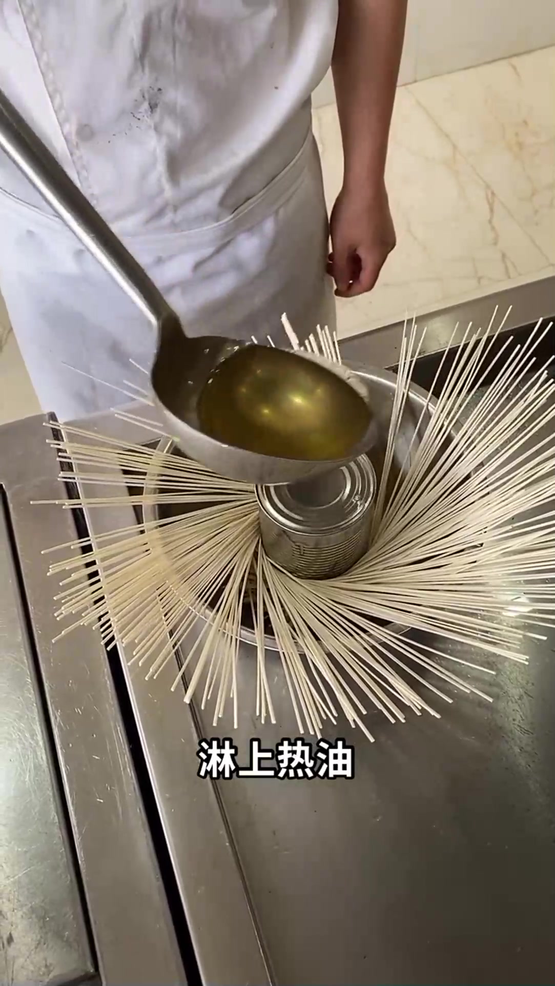 手艺人面条做鸟巢,用来装饰菜品,眼前一幕真上档次!