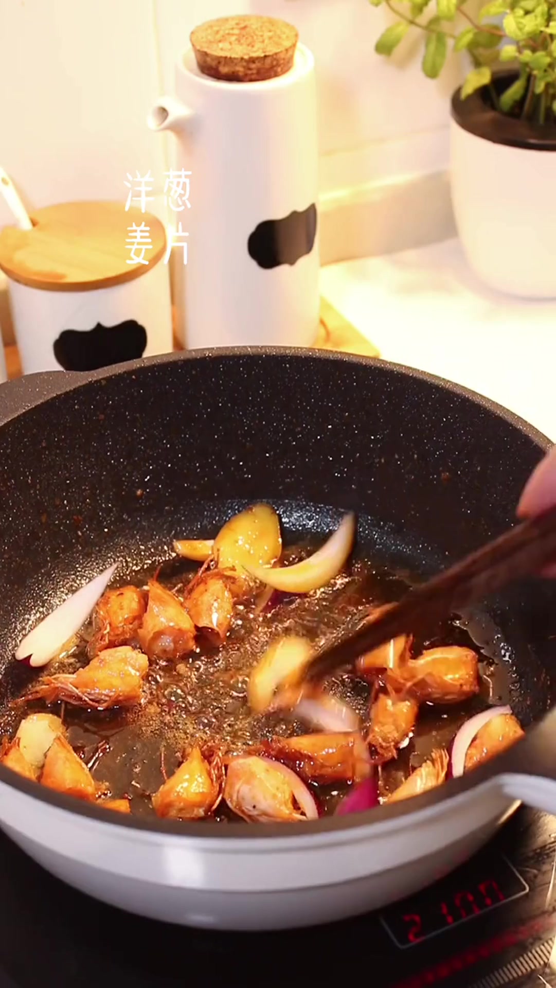 虾头竟还能这样吃,大厨教你这样做,简单食材轻松一煎好吃下饭!