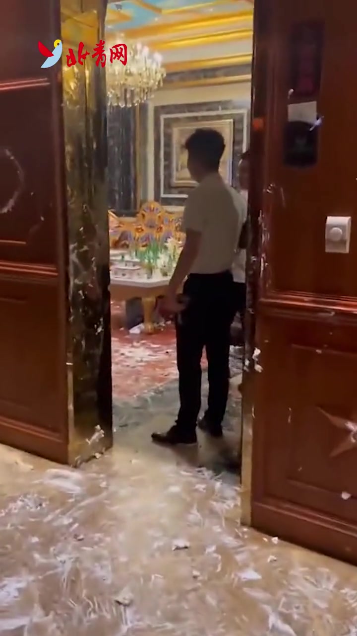 生日宴成“蛋糕大战”现场 工作人员进屋后一脸懵