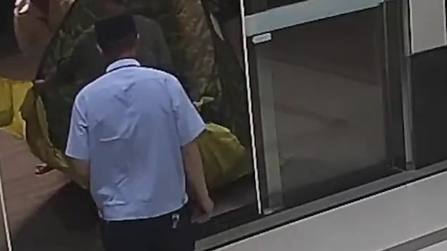 【外地工人在派出所门口搭帐篷过夜 ,民警发现后的举动太暖了】 外地工人在派出所搭帐篷过夜 