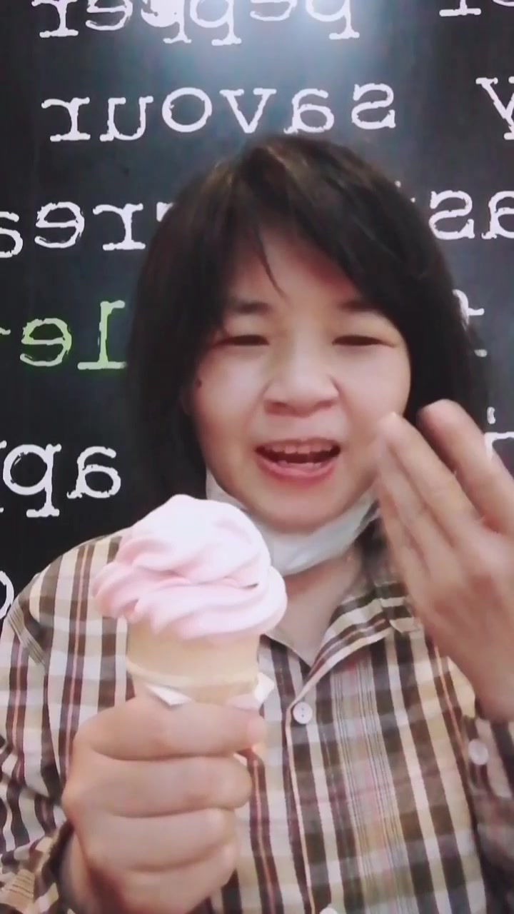 麦当劳新口味草莓牛奶冰淇淋     味如吃草莓的感觉