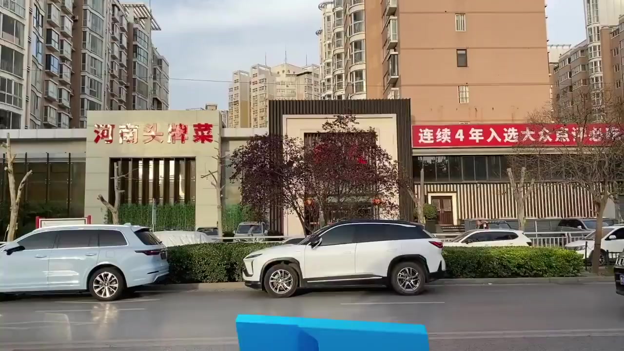 【采购农药损毁遮挡招牌行道树,郑州一饭店总经理等6人被刑拘】近日,郑州一饭店门前行道树遭人
