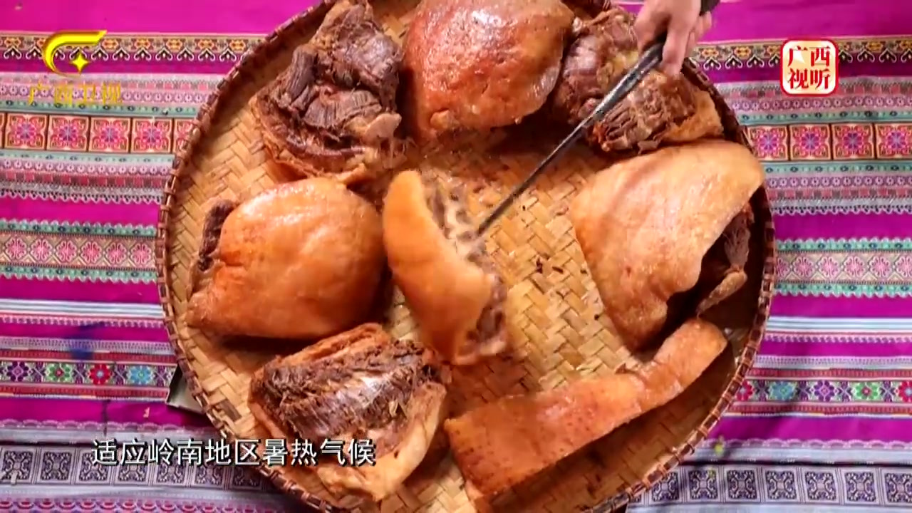 #广西美食# 【当五花肉遇上灵魂酸酱,带你见识不一样的马山美食![馋嘴][馋嘴]】扣肉是中