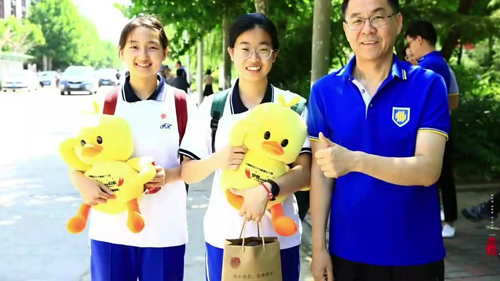 蓄势上场【“冲鸭”!山师附中毕业班学生每人收到一只鸭子】6月4日上午,山东师大附中2021