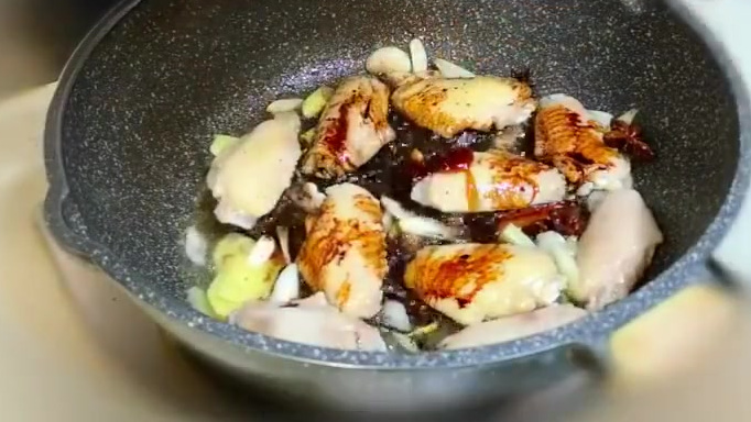 【红烧鸡翅】做法简单,好看又好吃,看着就流口水。