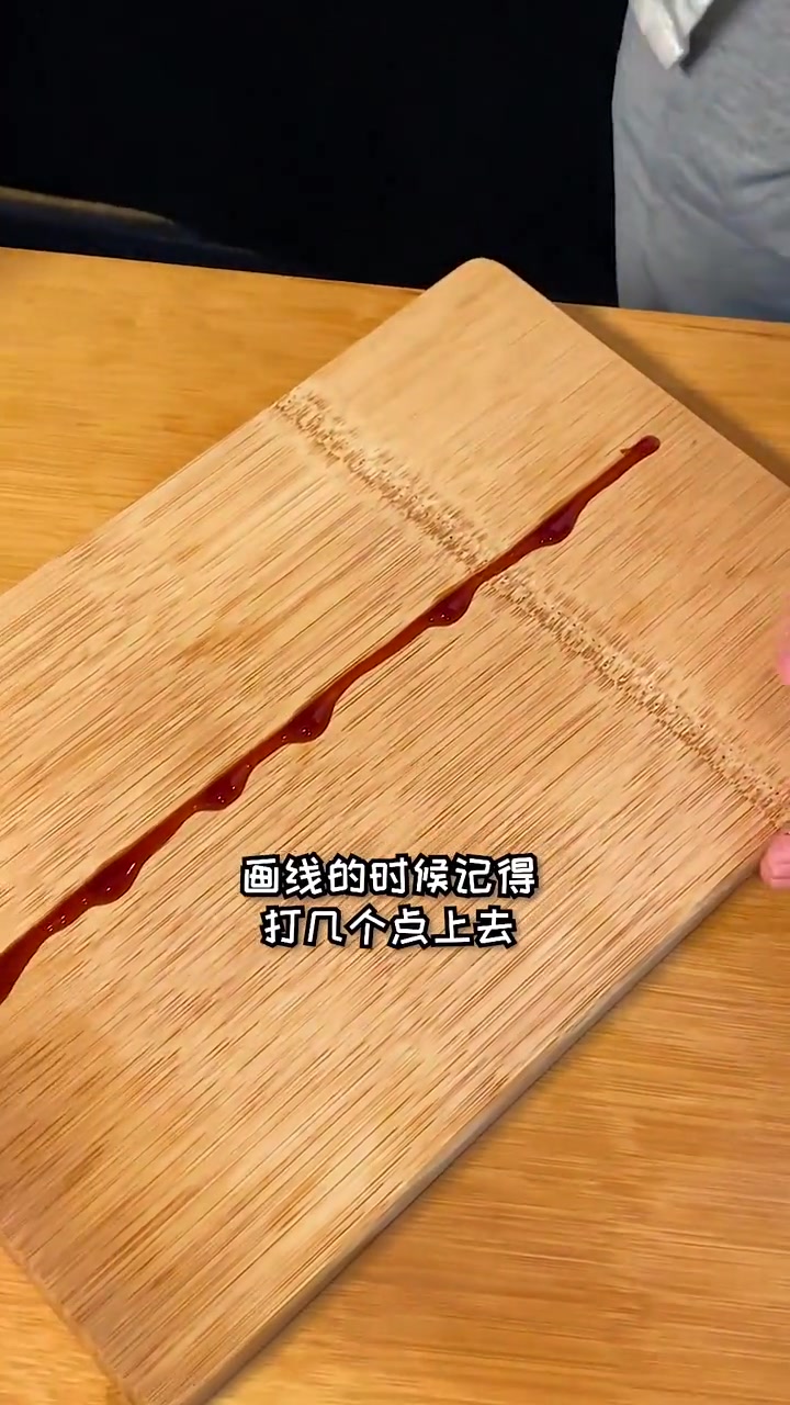 一个非常容易做的汁水摆盘,大部分寿司都可以用得上它