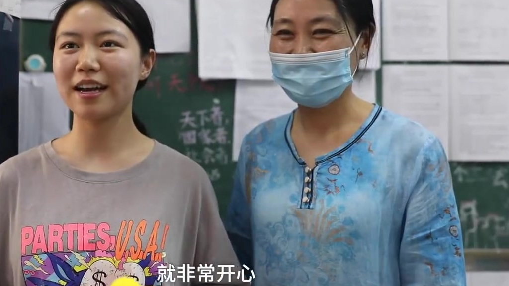 【班主任给高考生发16元红包加油:祝福学生一路顺风】刘老师是河南郑州的一名高三班主任,在高