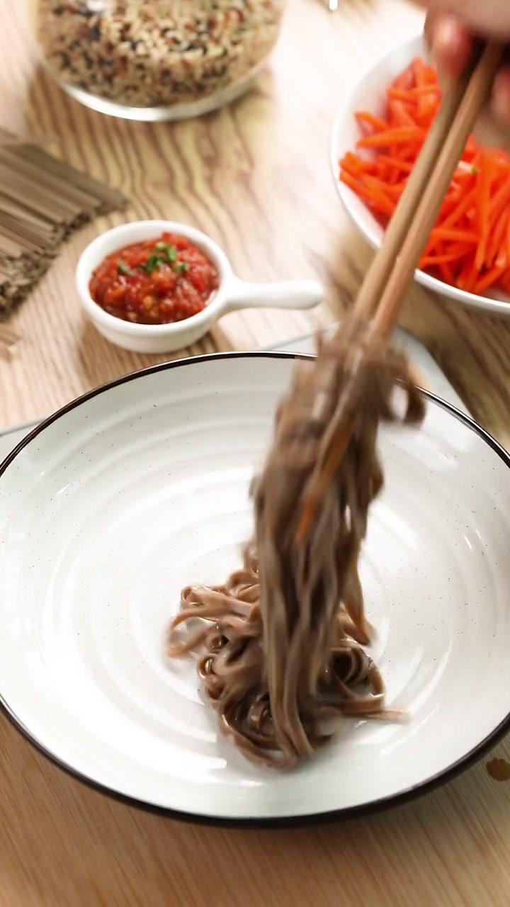 鲜虾鱼丸配低脂荞麦面,酸辣爽口快速掉秤的减脂餐,你学废了吗