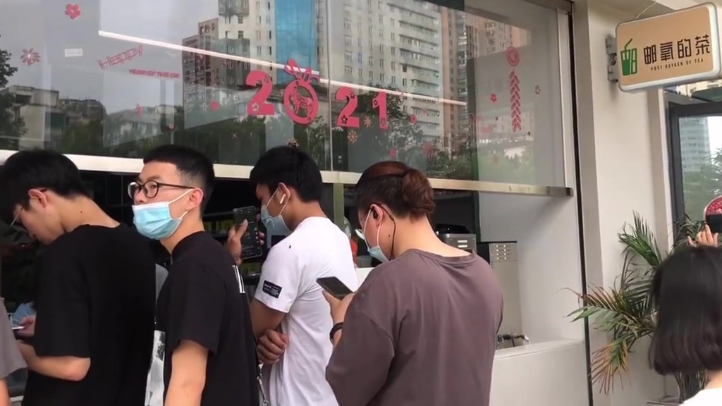 【中国邮政卖奶茶?福州一奶茶店“走红”】6月6日,一家设在福建福州市的中邮大药房内名为#邮