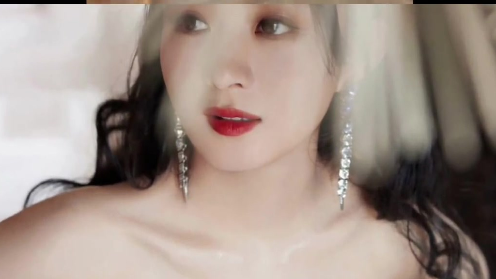 赵丽颖释出一组活动照片 赵丽颖释出一组活动照片,一袭白色抹胸礼服太绝了!纤细修长的颈肩线好