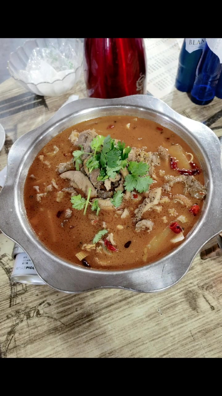 深夜弄了一个牛杂火锅配啤酒吃得不亦乐乎,男人的快乐其实很简单