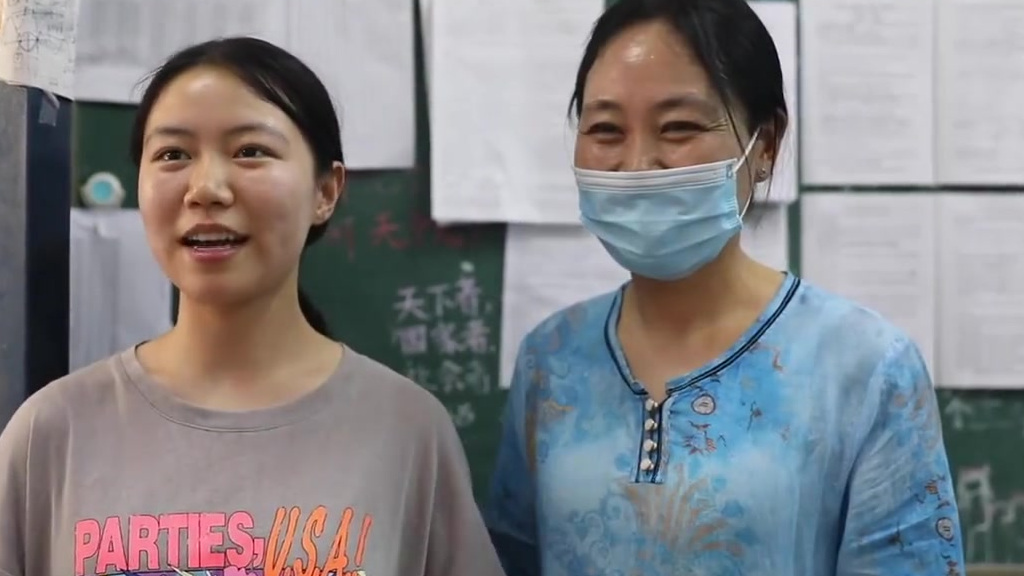 【高考加油呀!班主任给每位高考生送16元红包:祝福学生一路顺风】刘老师是河南郑州的一名高三