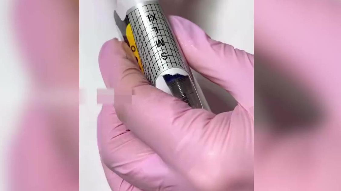 【俄罗斯美甲店把活鱼嵌入美甲 被动物保护组织骂愚蠢】据外媒近日报道,俄罗斯一家美甲店把活鱼