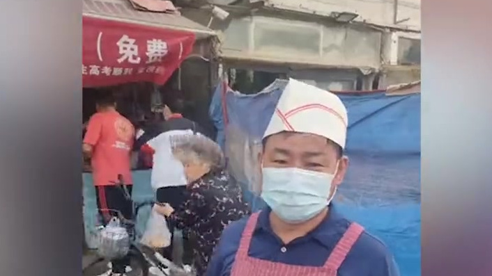 【河北廊坊一餐馆连续5年为考生提供免费早餐:想让考生心情好点】6月7日,河北廊坊一早餐店为