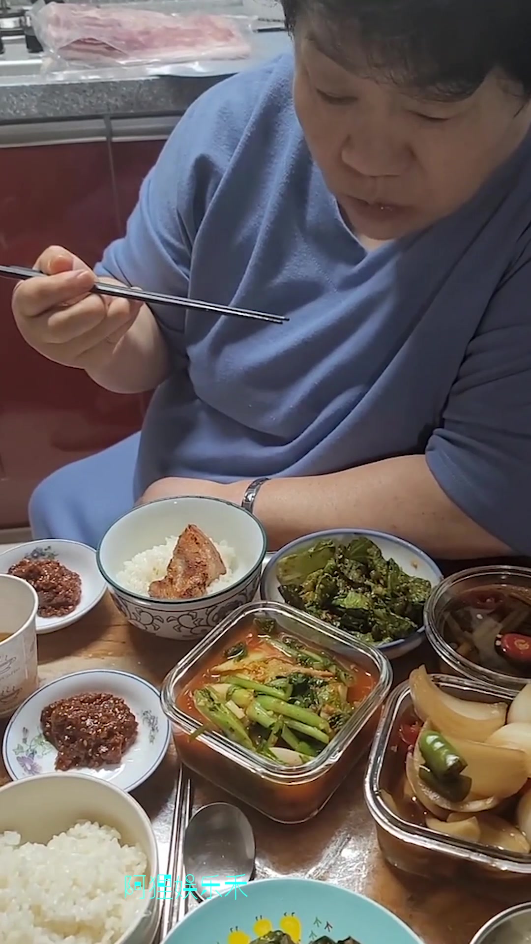 中国女人远嫁韩国农村,韩国婆婆做一桌子菜,儿媳妇太有口福了!