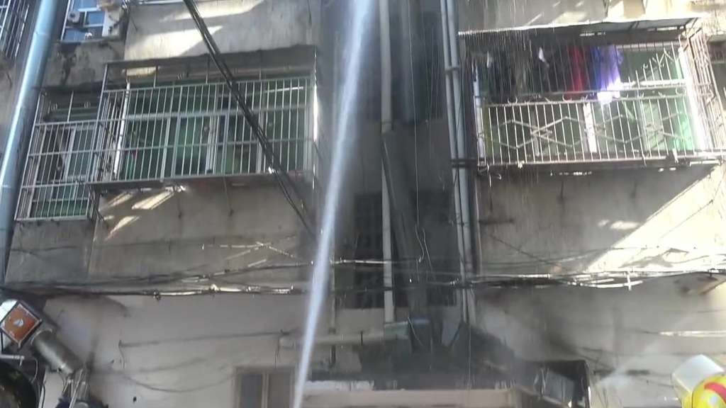 【厨房起火厨师火上浇油 ?用火不离人啊!】6月5日,江西九江,一家餐饮店约15米长的烟囱起