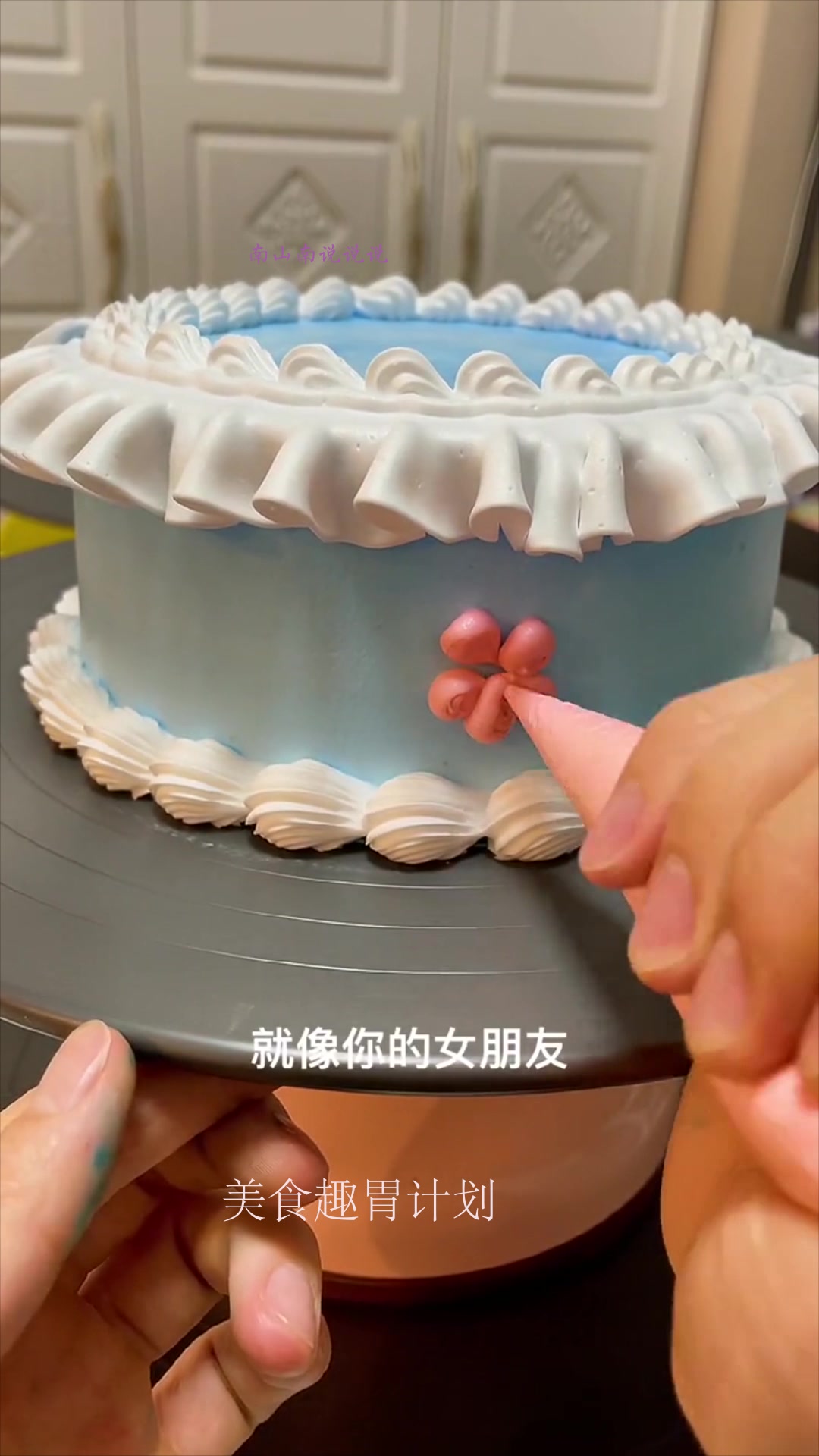 网红蛋糕的制作过程,奶油裱花的一瞬间,太舒服了吧