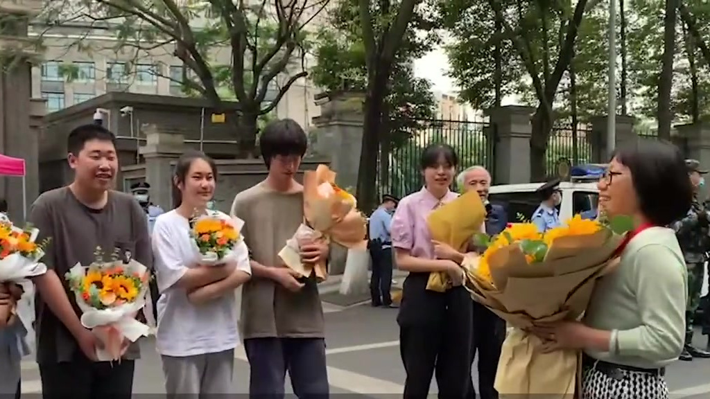 【高考结束,全班孩子向老师鞠躬致谢 家长:这位老师非常认真负责】6月8日,四川成都。高考结
