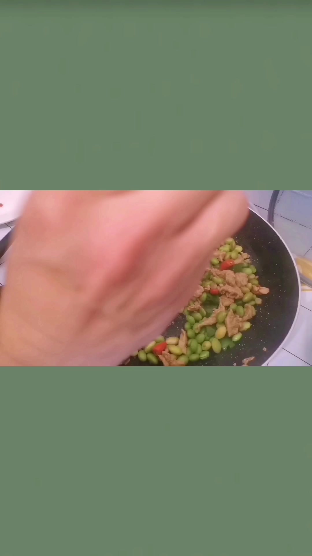 97年男孩独居生活。今日份晚餐,毛豆炒肉,凉拌黄瓜,好好吃