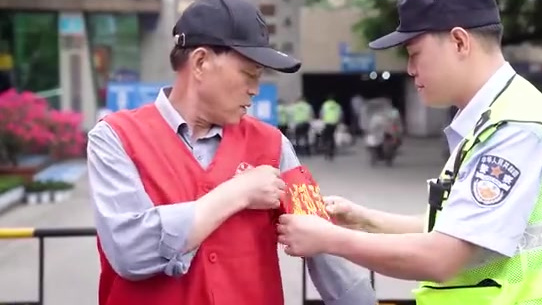 #护航高考# 【绵阳民警为考生加油打气,英模“父子兵”徐根发、徐敏齐上阵】民警护航2021