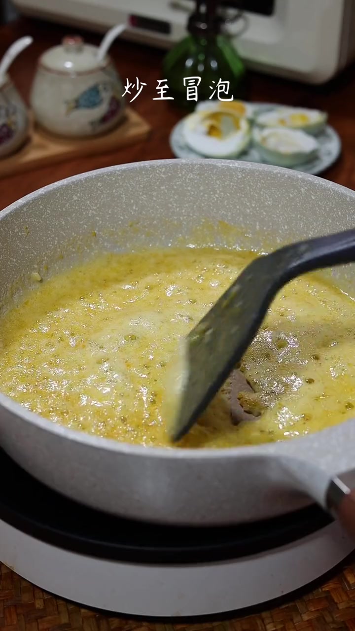 龙虾尾这样做,浇在方便面上,好吃到停不下来 !