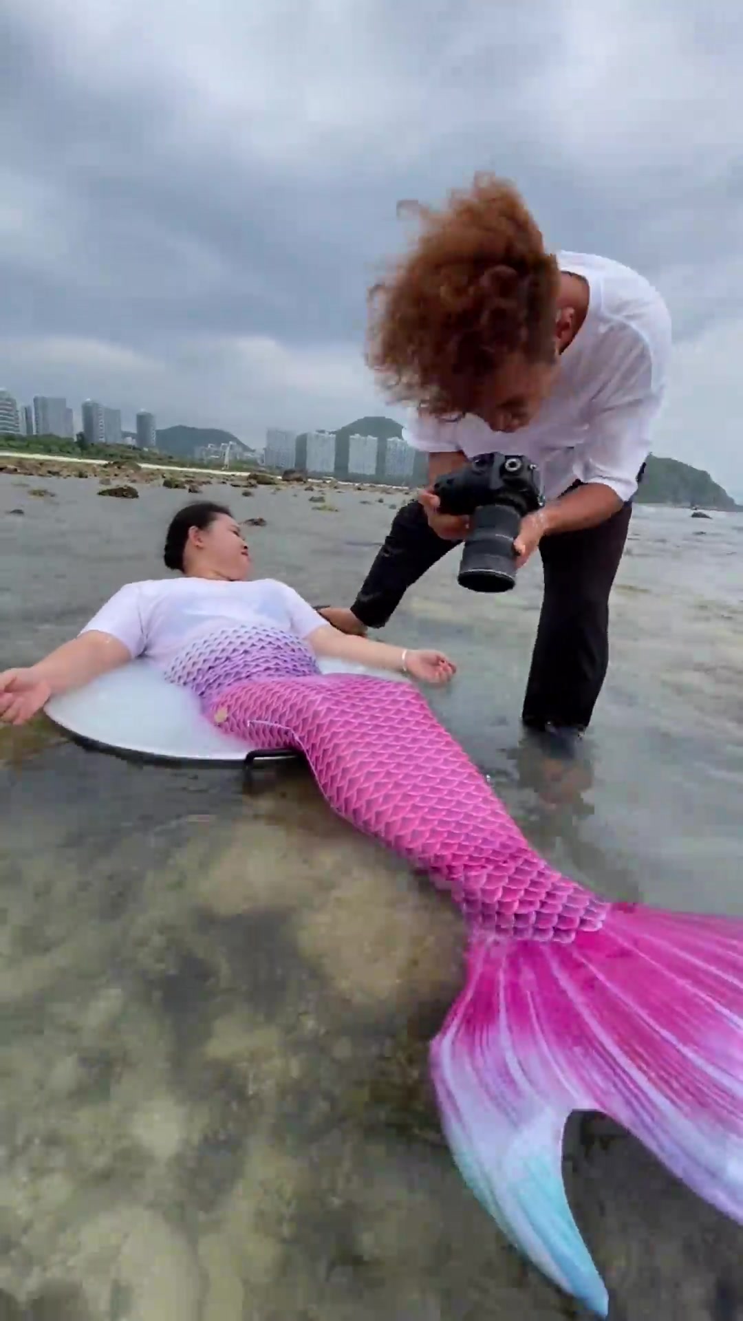 摄影师为美女拍“美人鱼”照片,用了一个道具,成片出来美翻了!