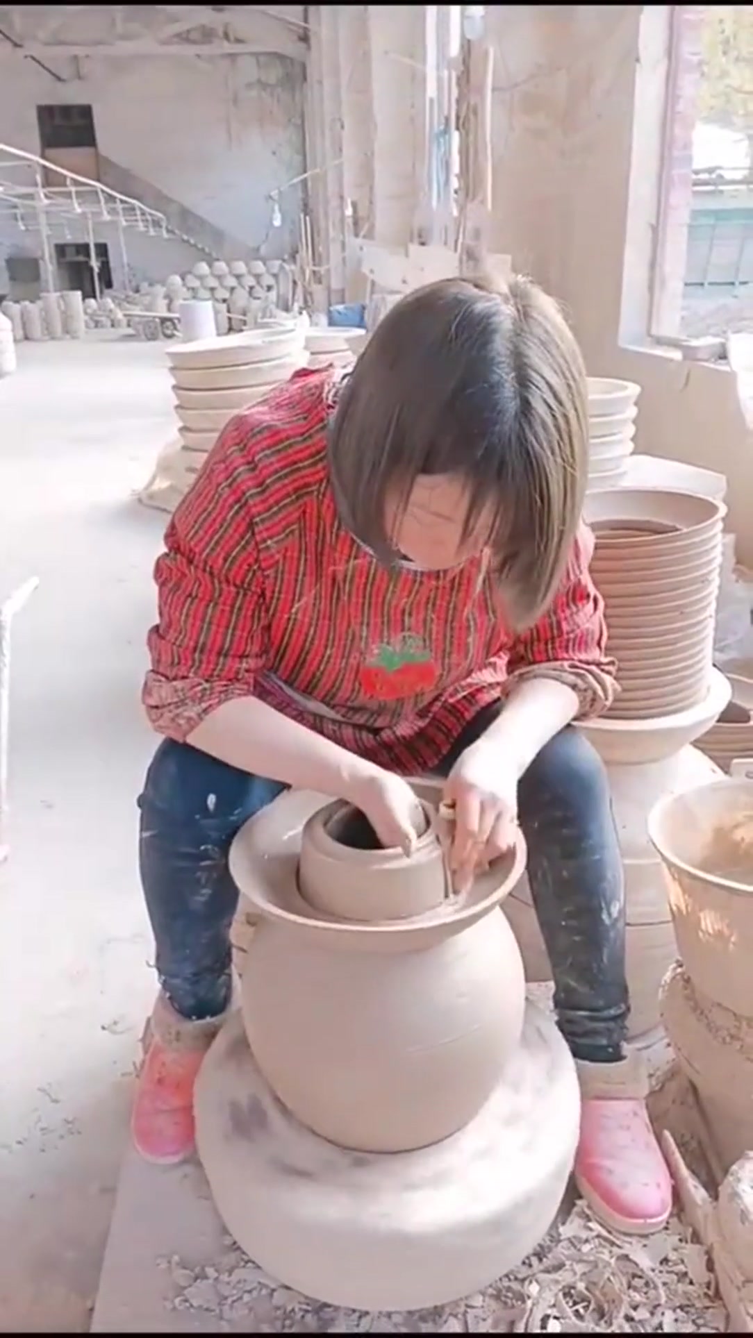 这种传统的腌菜缸,你们那里还在用吗,城里人表示没见过