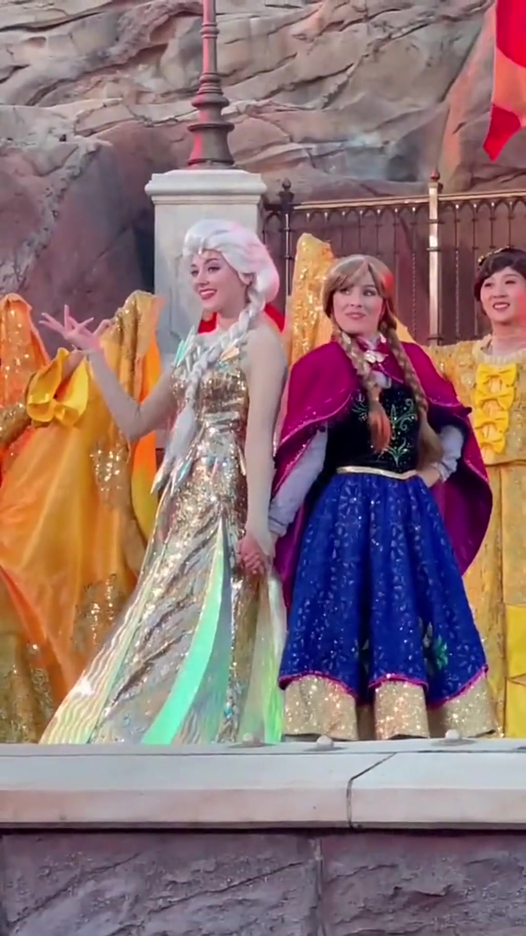 这才是真正的姐妹情深,艾莎安娜两位公主热情打招呼,真的好美!