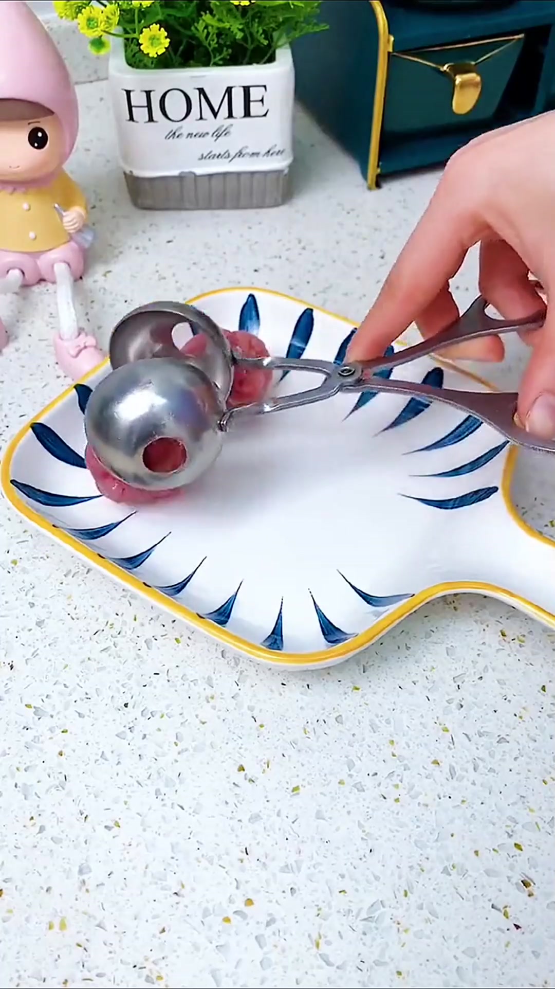 有了这个神器一招制作肉丸,再也不用手捏了,省了很多时间