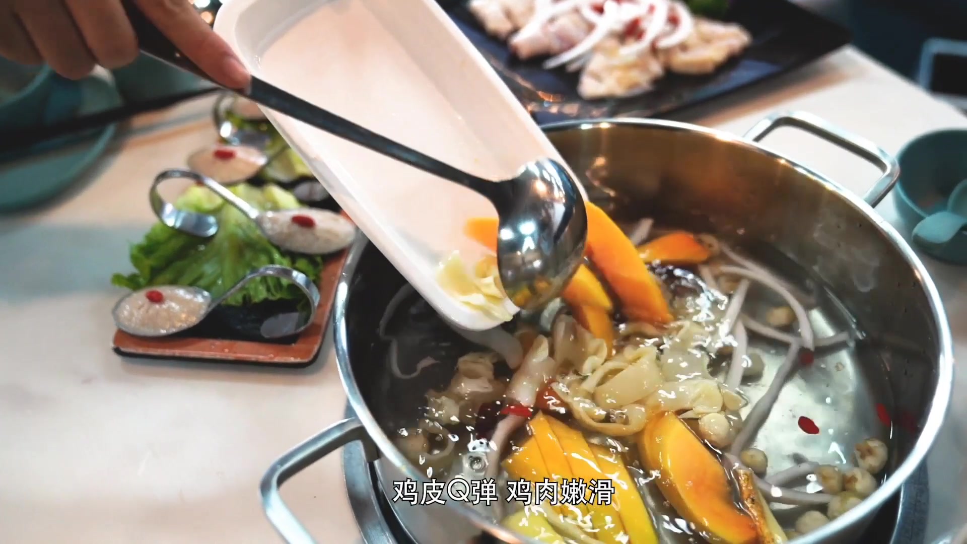 三亚美食推荐,萌哒哒椰子鸡 食不厌精,脍不厌细,三亚美食推荐。萌哒哒椰子鸡(情人桥店),海