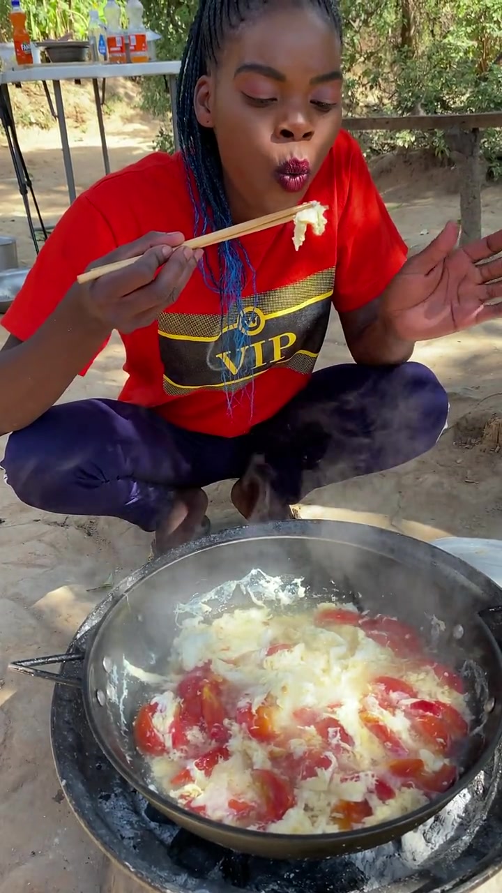 非洲女人烧西红柿鸡蛋汤,现在学会了,以后我就有口福了!