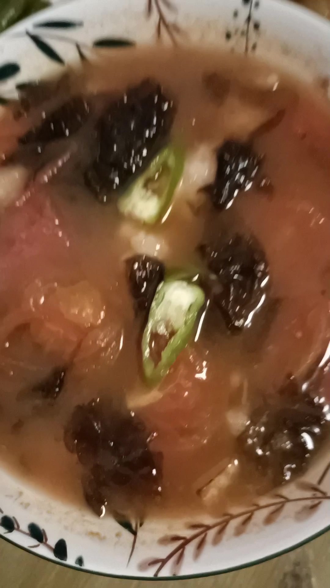 今天做的是虾滑番茄紫菜汤,搭配虎皮尖椒,瘦肉炒土黄瓜