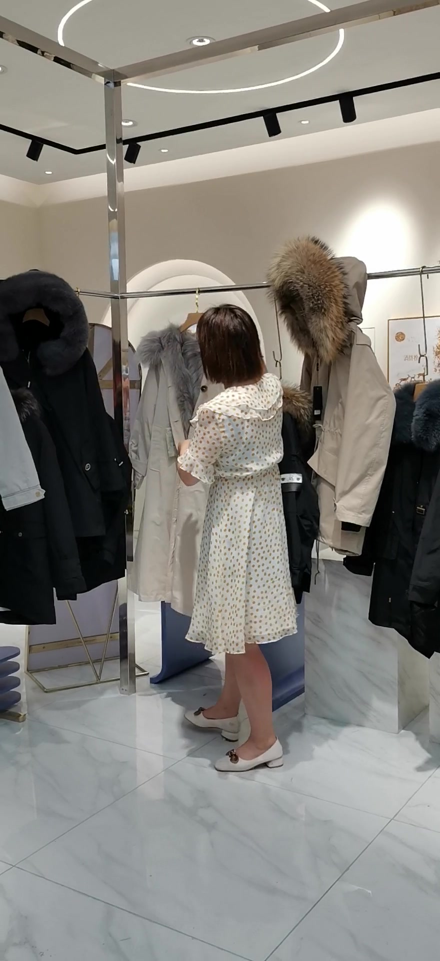 薇诺儿女装2021年冬季折扣新款皮草可脱卸派克服大衣女装尾货批发