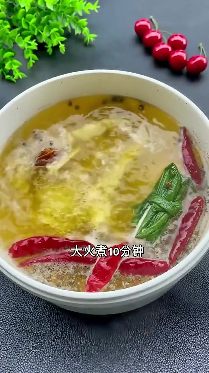 简单家常菜口水鸡,鲜辣开胃,皮脆肉滑!