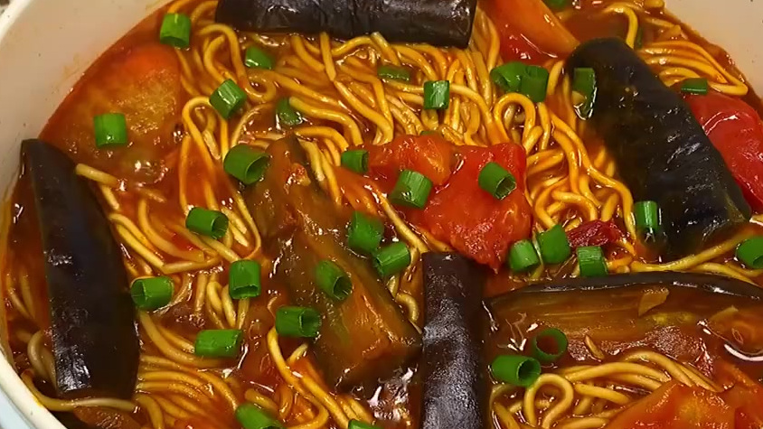 用肉都不换的茄子焖面,好吃到汤都不剩 ????食材: 茄子1根,番茄1个,面条,葱,蒜,豆瓣酱,