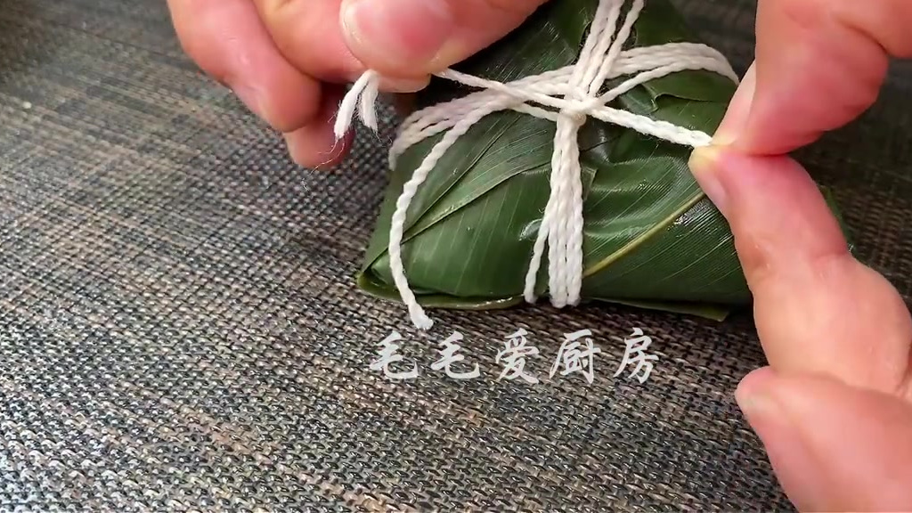 #美食分享#最详细的粽子包法,全程慢动作清清楚楚,粽子紧实不漏米不松散!慢动作教你包粽子,