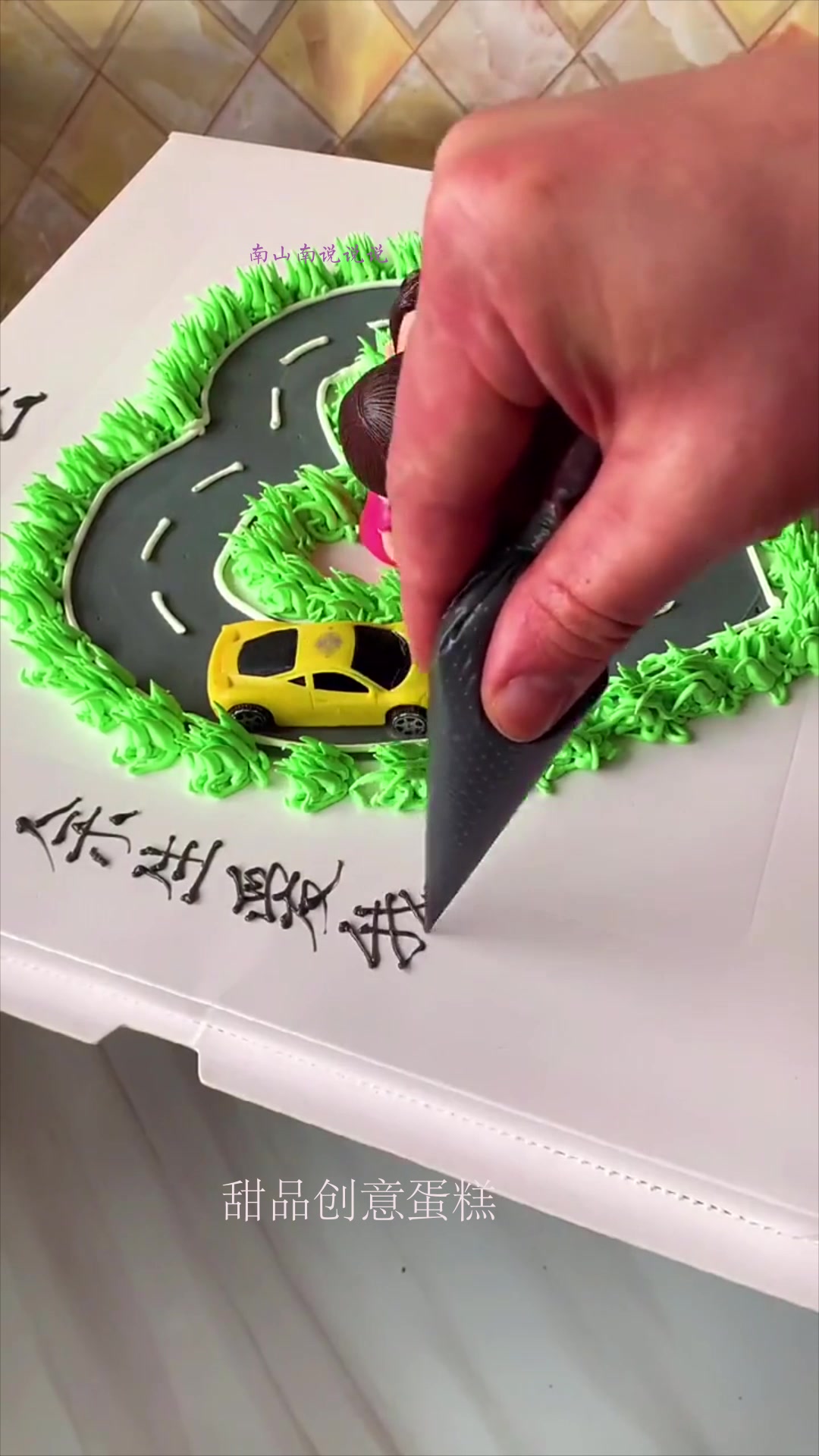 头一次见没有奶油的蛋糕,你猜猜这个蛋糕值多少钱?