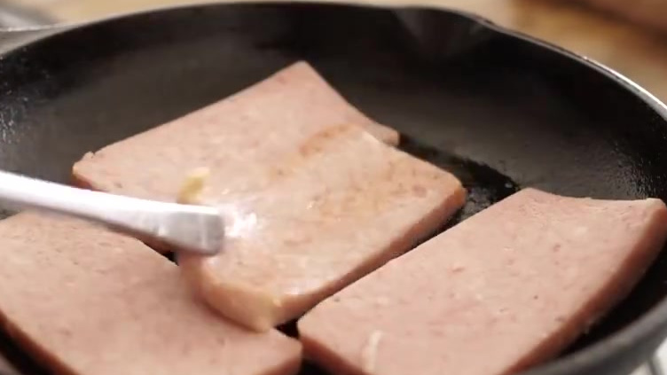 #天天美食# 简单好做!4分钟教你用午餐肉、芝士、鸡蛋、海苔做午餐肉米饭三明治!教学方法有