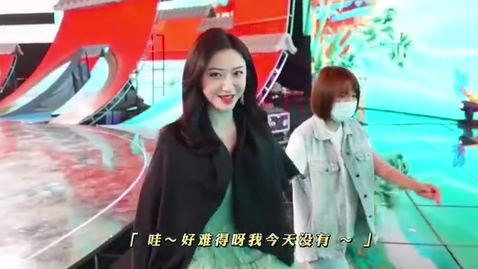 景甜参加央视端午晚会,烟波绿蛋糕裙好美啊,清新治愈,太有气质了!而且工作花絮中甜甜也好可爱