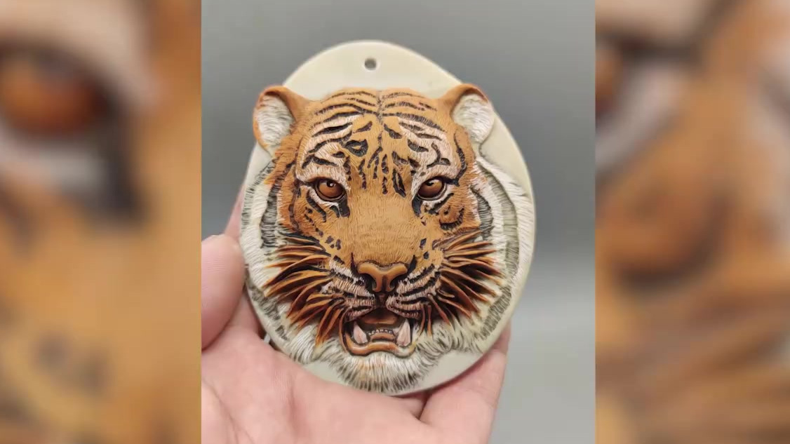 【90后小伙鹅卵石上刻老虎,成品逼真令人惊叹[期待]】辽宁本溪。90后小伙李明凯是一名雕刻