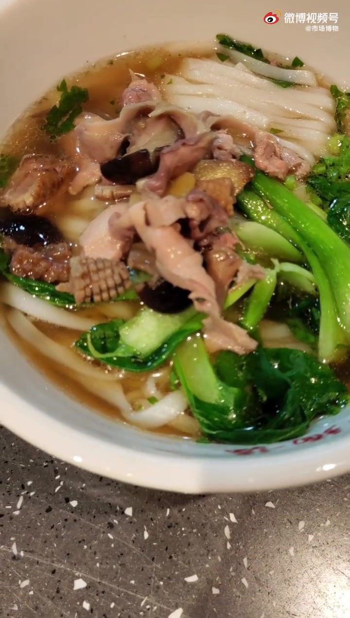 晚餐,粉面谣,简餐。青椒回锅肉,番茄炒蛋,三鲜粉,凉拌豆腐,豆笋,皮蛋,莲藕汤,玉米汤。小