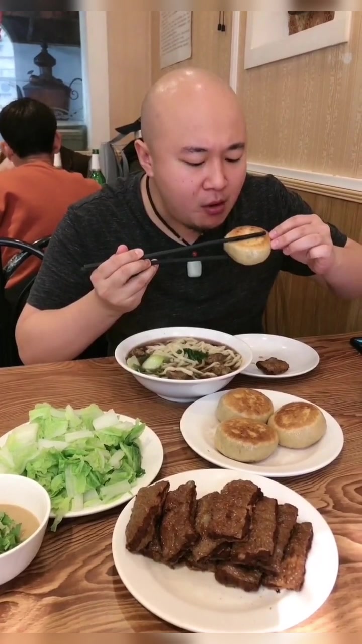 藏在北京胡同里的门钉肉饼牛肉面,店里坐的全是老北京叔叔大爷们