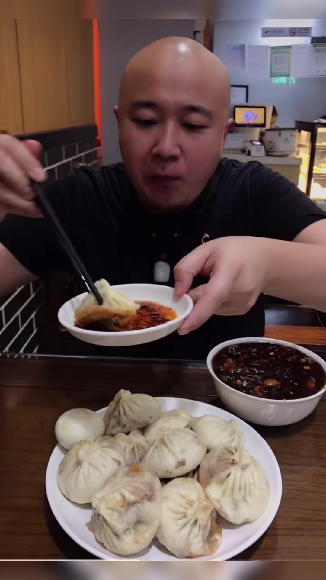 老北京西四包子铺,炒肝肠肥芡亮,包子一咬满嘴流油